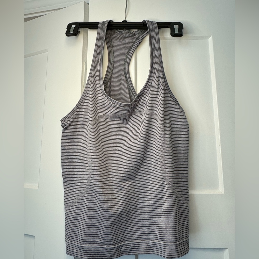 Lululemon swiftly tank. Race length size 6.